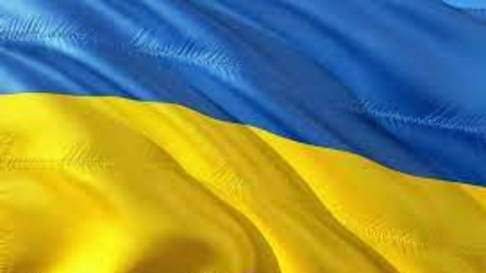 Vlag van de Oekraïne verdeeld in twee vlakken. Het bovenste deel is blauw en daaronder geel.