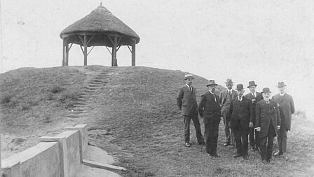 Het koepeltje nabij Scharendijke met het dagelijks bestuur van het Waterschap Schouwen omstreeks 1920. Links het muraltmuurtje.