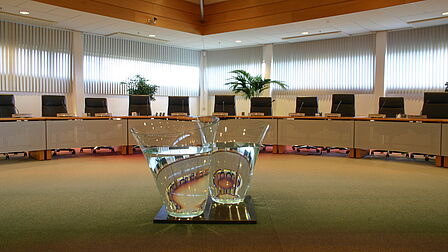 De Burgerzaal in het gemeentehuis, met in het midden een kunstwerk van twee glazen vazen gevuld met water.