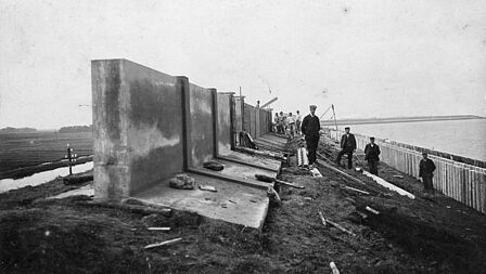 Aanleg van de muraltmuurtjes aan de Lange Dijk richting Den Osse (1907-1908).