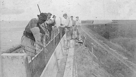 Aanleg van de muraltmuurtjes aan de Lange Dijk richting Den Osse (1907-1908).