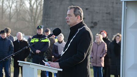 Burgemeester Van der Hoek tijdens uitspreken van zijn toespraak