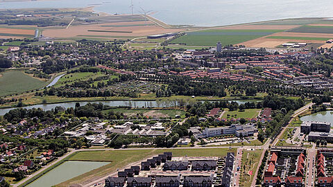 Luchtfoto van Zierikzee waarop de bouwlocatie is te zien.